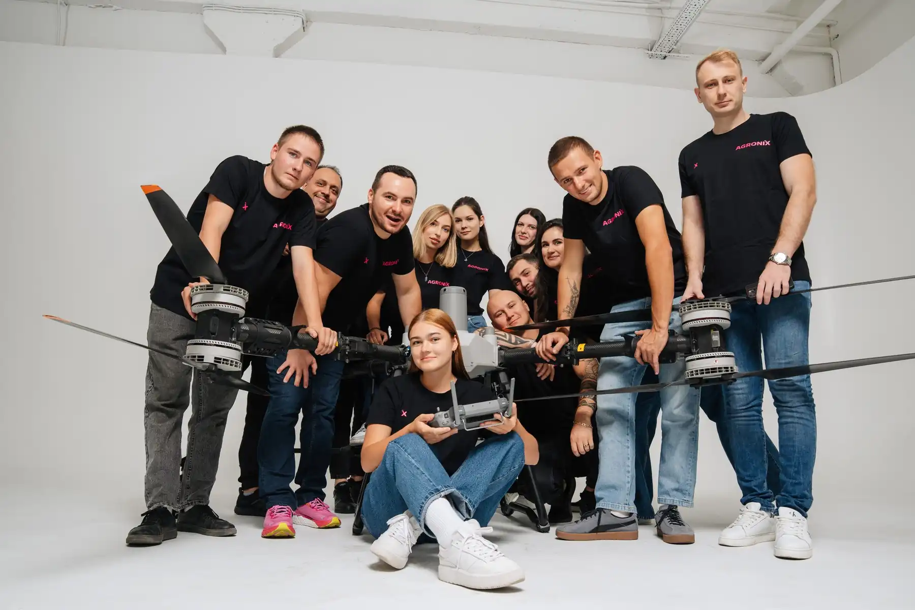 Співробітник AGRONIX на фоні агродронів