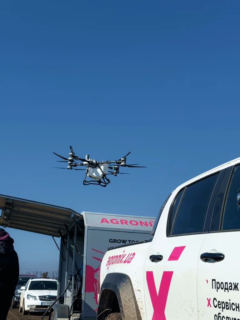 Фахівець Agronix біля агродрона