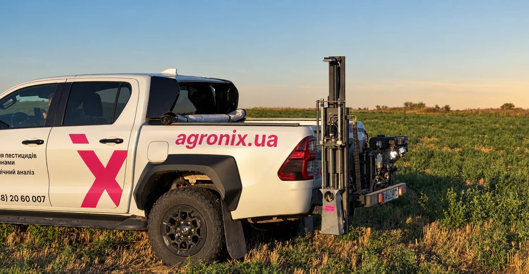Пікап Agronix з обладнанням для механізованого відбору зразків ґрунту в полі на заході сонця